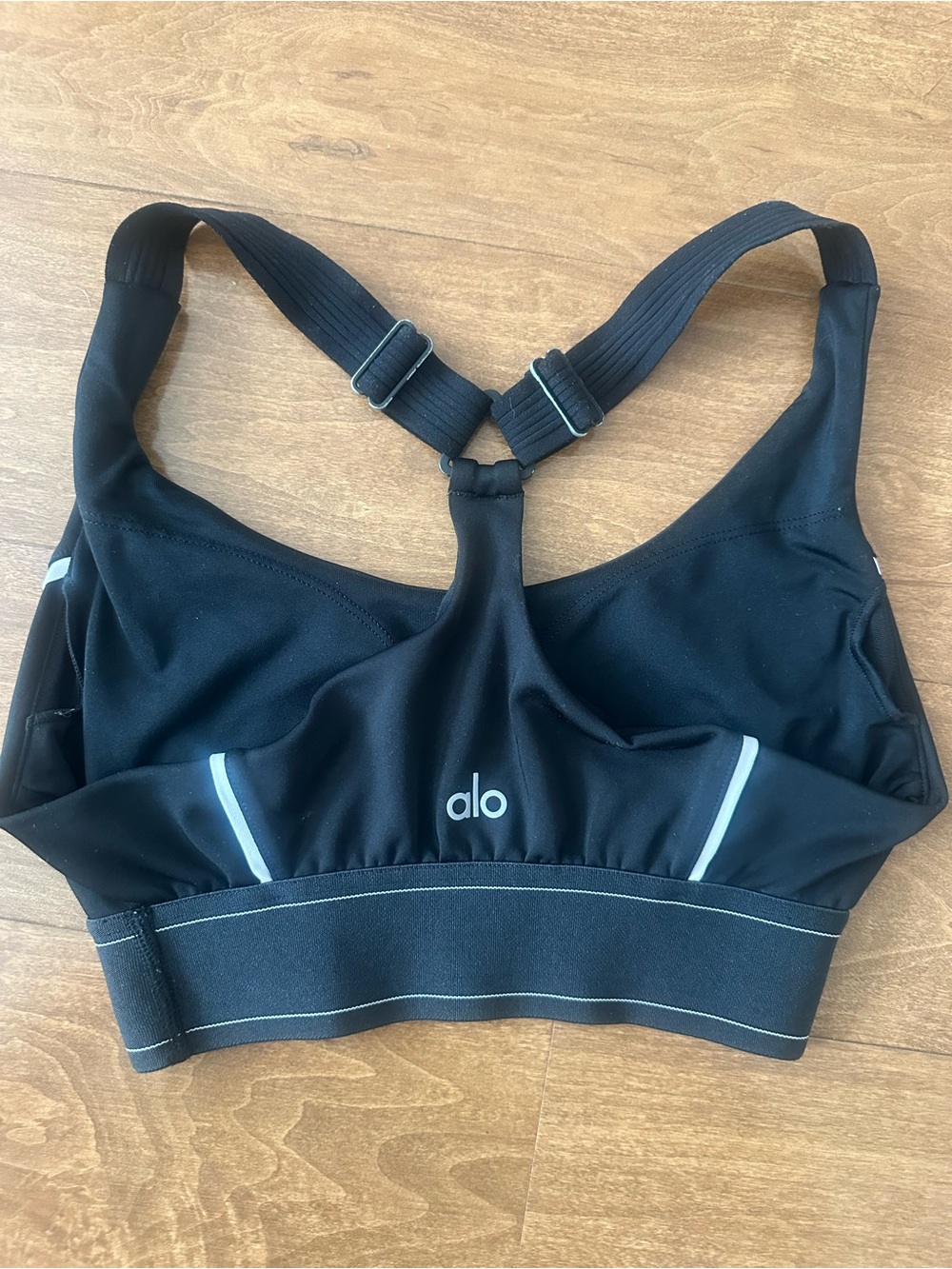 ALO Yoga Black Leggings and matching Sports Bra with White Side Piping - Picture 4 of 9